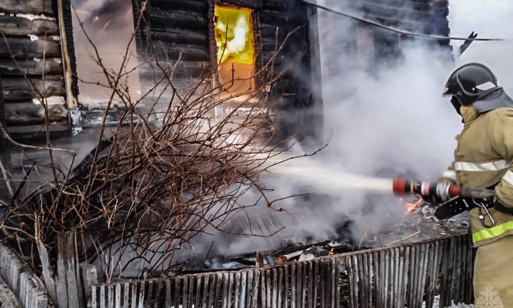 В Омской области сотрудник МЧС России спас женщину из горящего дома