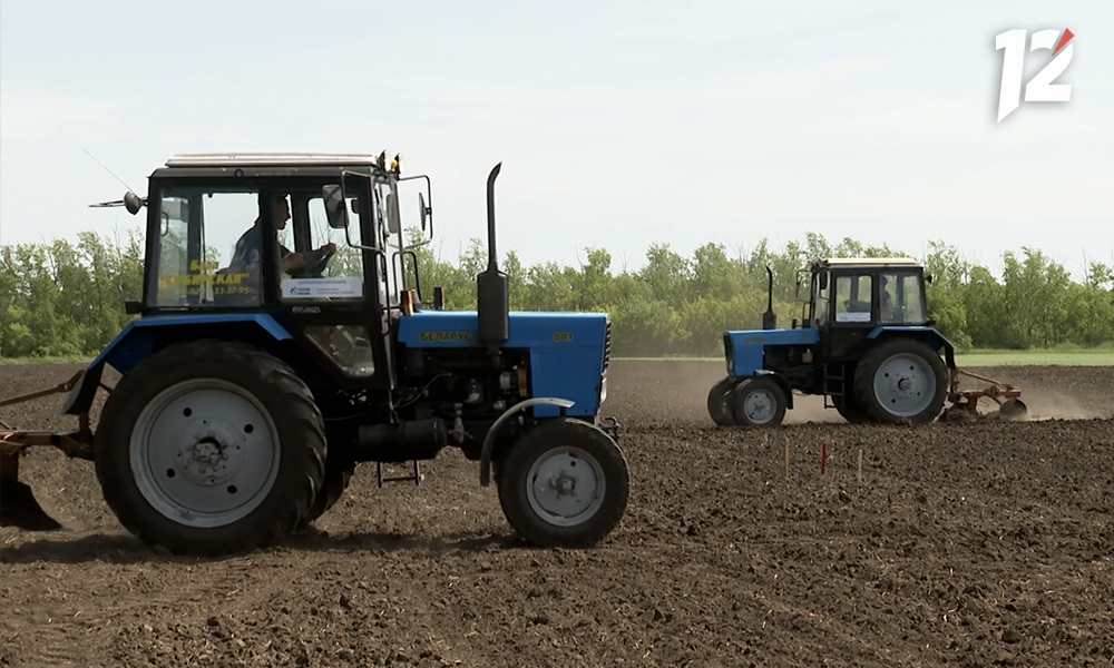 В Омской области трактористы могут получать до 100 тысяч рублей