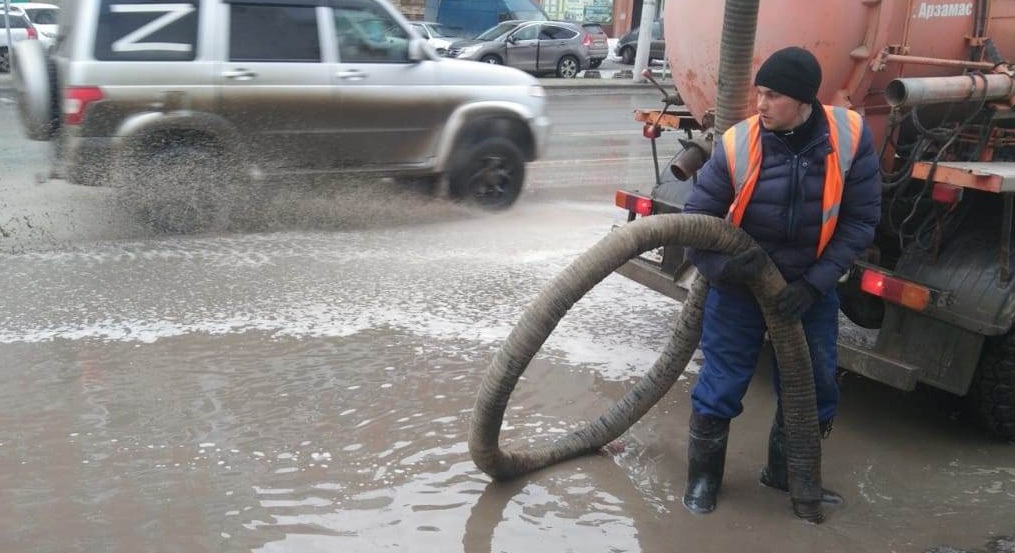 Более 1,1 тысячи кубометров воды откачали с омских улиц