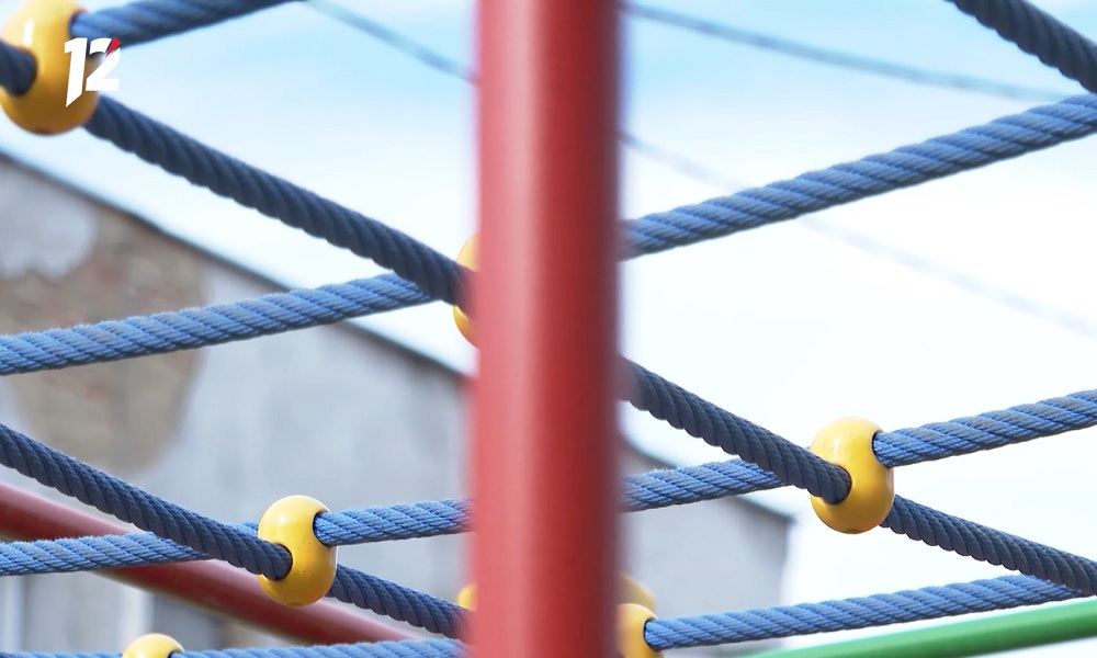 В Омске во дворе дома на Орджоникидзе оборудовали детскую площадку