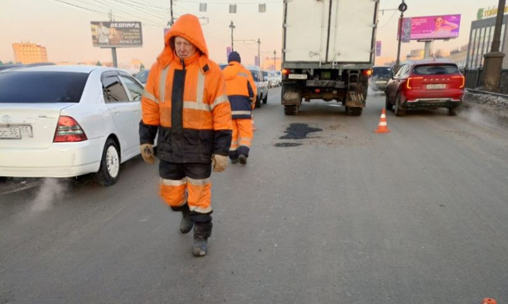 В Омске на Комсомольском мосту выполняют локальный ремонт
