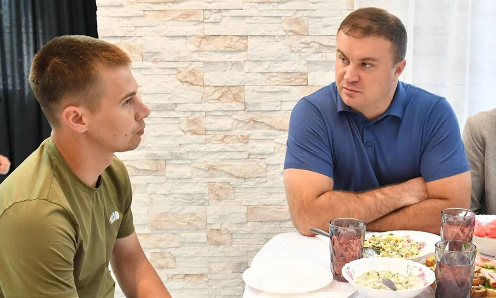 Виталий Хоценко навестил семью участника СВО в Черлакском районе