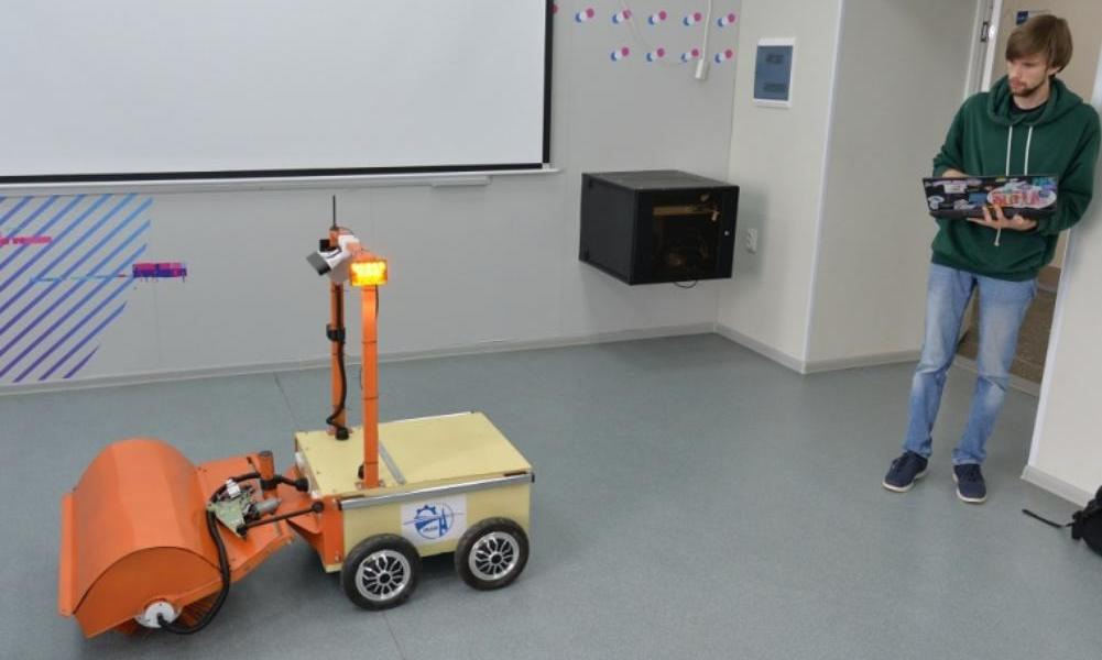 Омские учёные разработали коммунального робота, который сможет убирать улицы и помогать МЧС