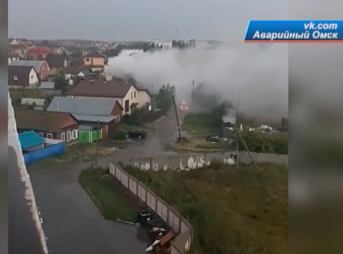 В Омске во время грозы загорелся двухэтажный коттедж