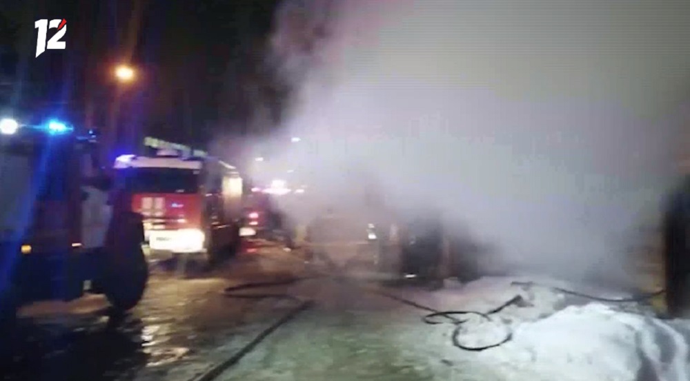 В Октябрьском округе Омска пожарные спасли от уничтожения огнём несколько КамАЗов и производственный корпус