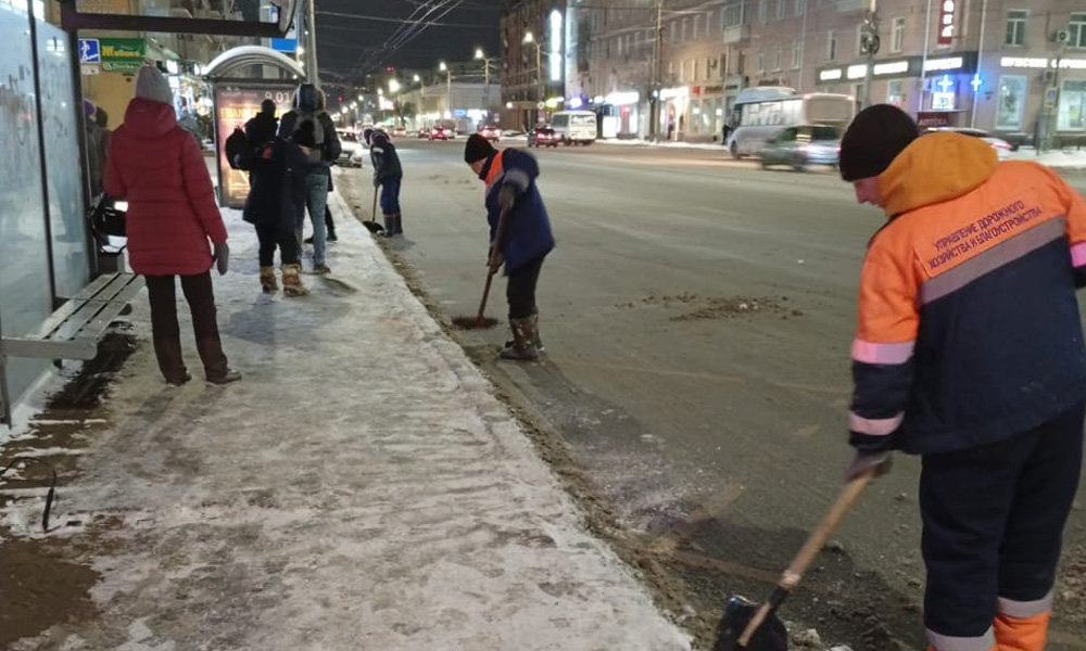 В Омске после сильного снегопада за сутки убрали более 8 000 кубометров снега
