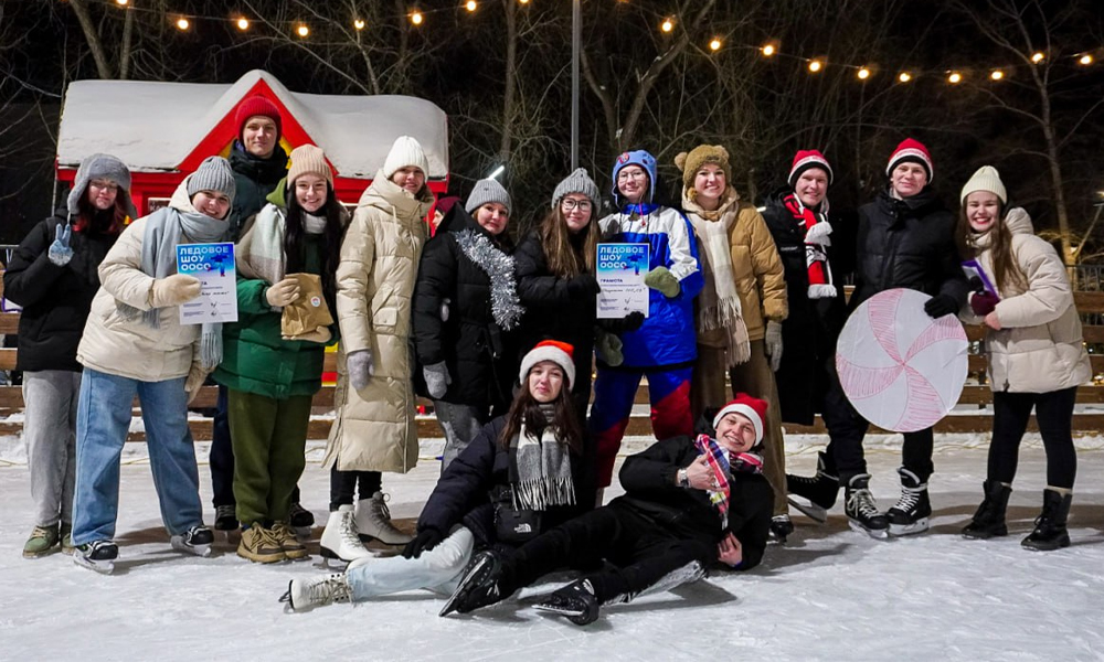 Более 200 омских студотрядовцев устроили ледовое шоу в День российского студенчества