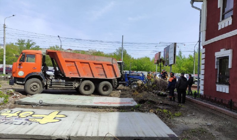 В Омске убирают бетонный забор на улице Маршала Жукова 