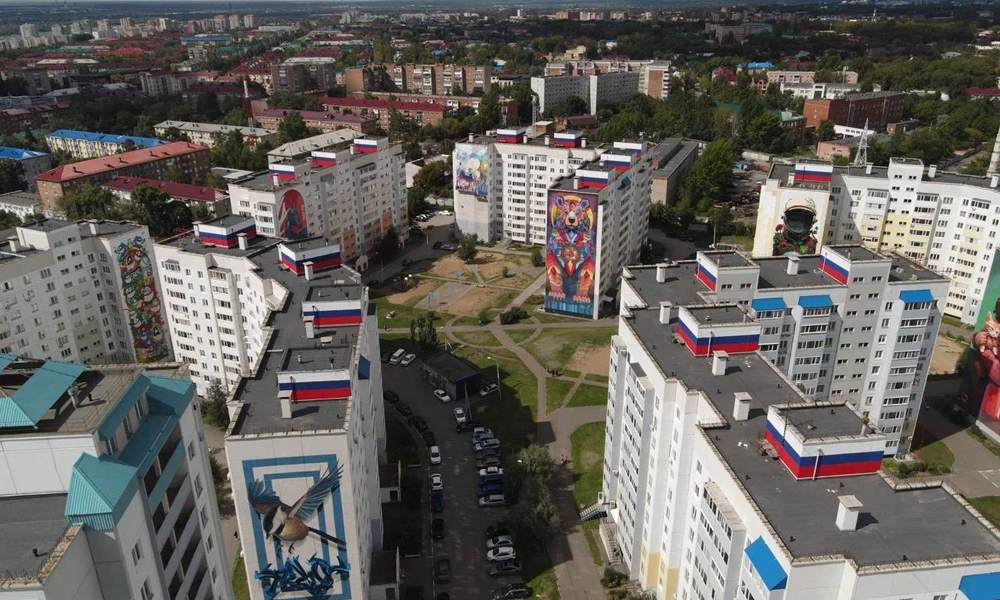 Виталий Хоценко сообщил, что ко Дню флага на крышах омских многоэтажек появились российские триколоры