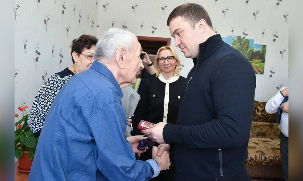 Виталий Хоценко вручил ветеранам медали к 80-летию Победы