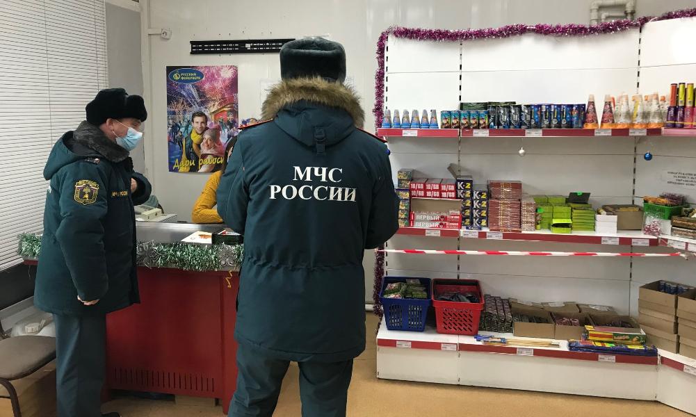 Специалисты омской мэрии вместе со спасателями проверили точки продажи фейерверков 