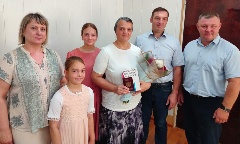 В Черлакском районе многодетной матери из Германии вручили российский паспорт