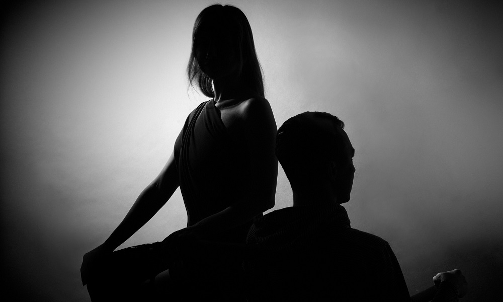 Пару наркосбытчиков из Томска поймали в Омске с муляжом мефедрона