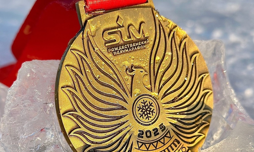 Омичам показали медали для победителей Рождественского полумарафона