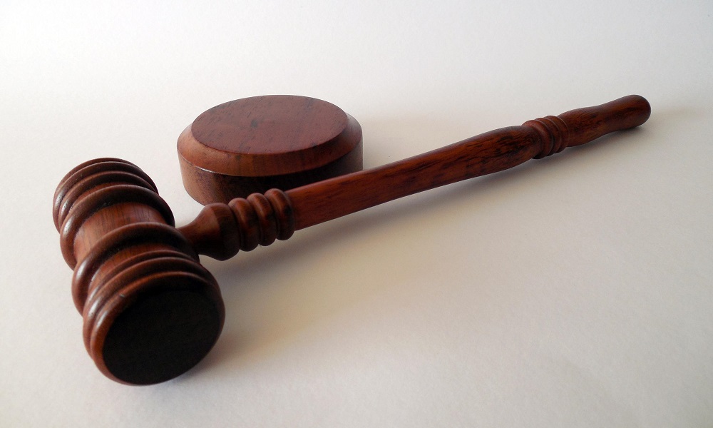 В Центральном округе Омска суд заставил хозяина ломбарда убрать вывески с фасада здания