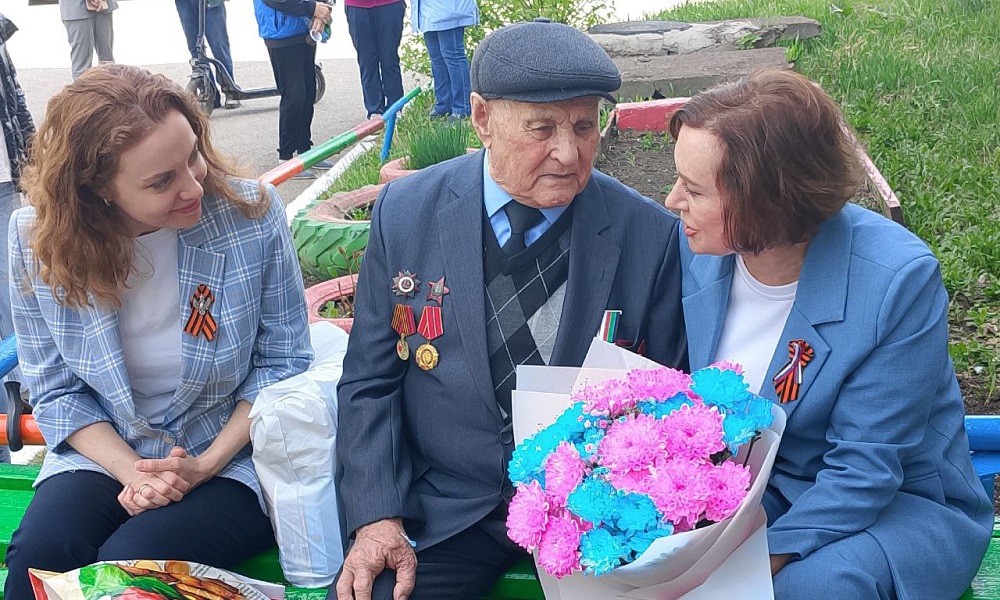 В Кормиловке поздравили со 100-летним юбилеем участника Великой Отечественной войны