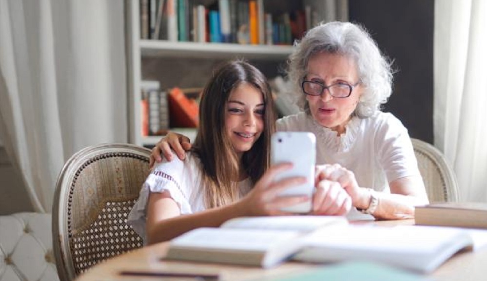 Омских пенсионеров научат быть блогерами