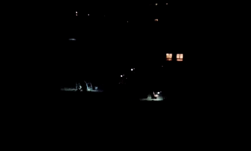 Омичи удивились странному поведению людей, которые ночью бегали с фонариками во дворе 