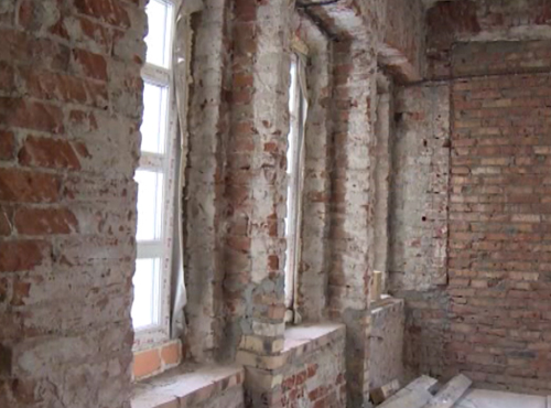 Реконструкцию здания "Саламандры" продлили ещё на месяц