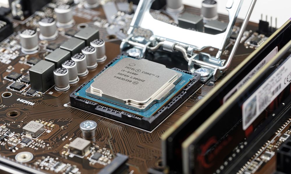 Intel приостанавливает свою деятельность в России 