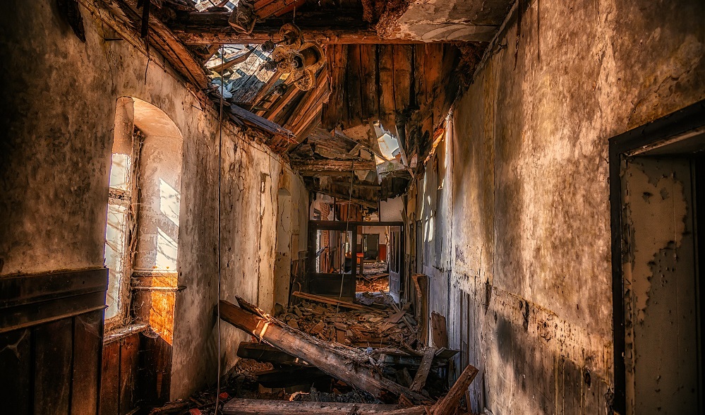 Прокуратура добилась от омской мэрии снос аварийно-опасного здания