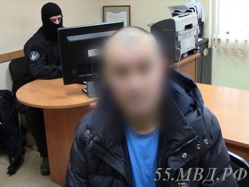 В Омске членов преступной группы задержали за вымогательство и организацию занятий проституцией