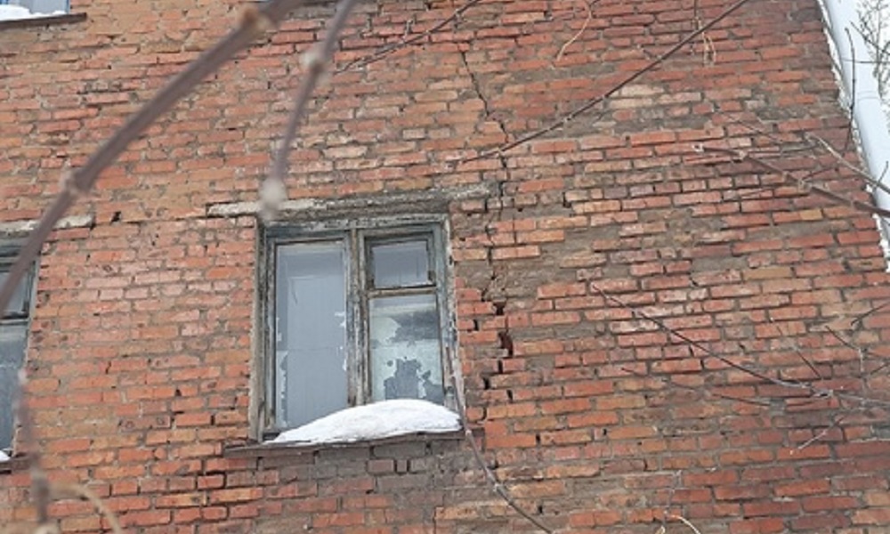 На стене пятиэтажки в Ленинском округе Омска образовалась трещина