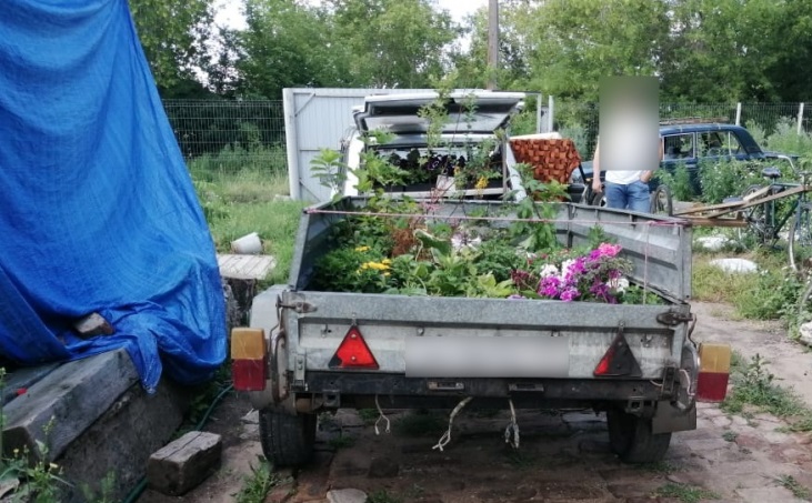 Два омича украли гаражные ворота и сдали их на металлолом