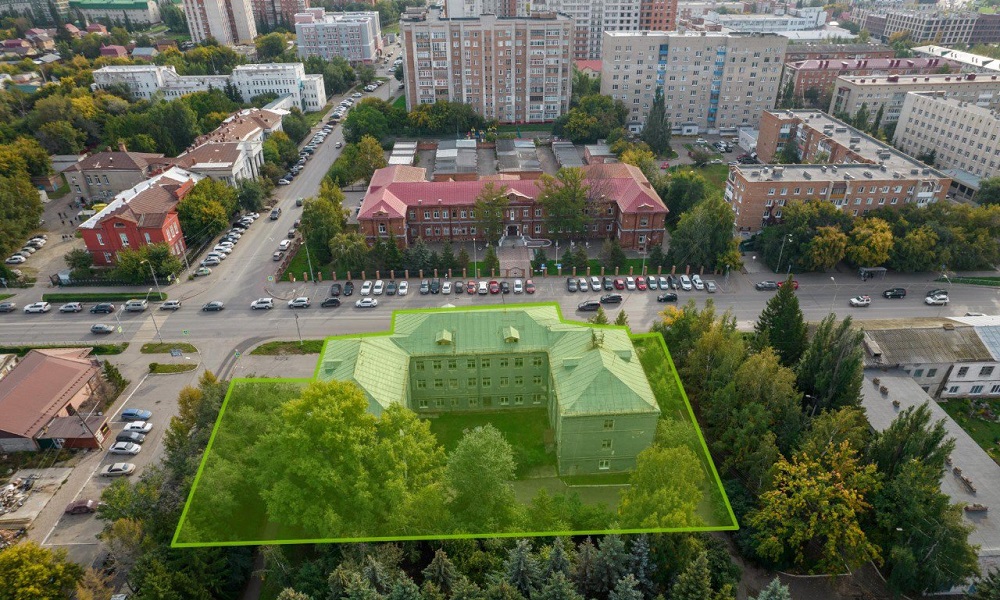 В Омске продают бывшее общежитие в центре города