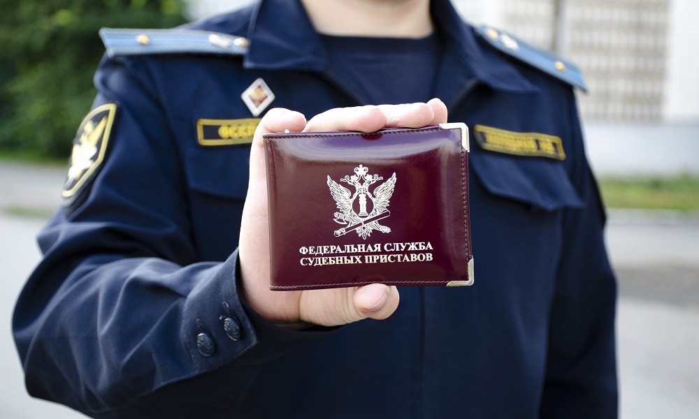 Омич обустроил кладовку в подъезде многоэтажного дома