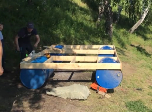 Три смельчака переплыли Омь на самодельном плоту