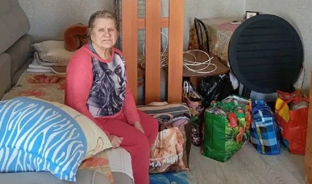 Сотрудники омского комплексного центра «Вдохновение» помогли с переездом маме бойца СВО 