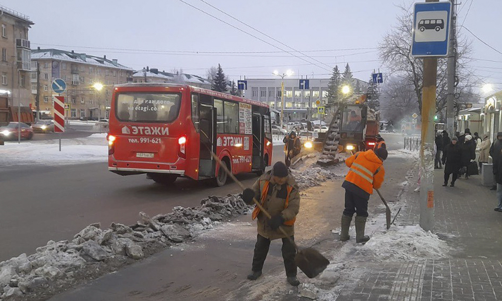 В Омске бригады УДХБ убрали свыше 4 500 кубометров снега