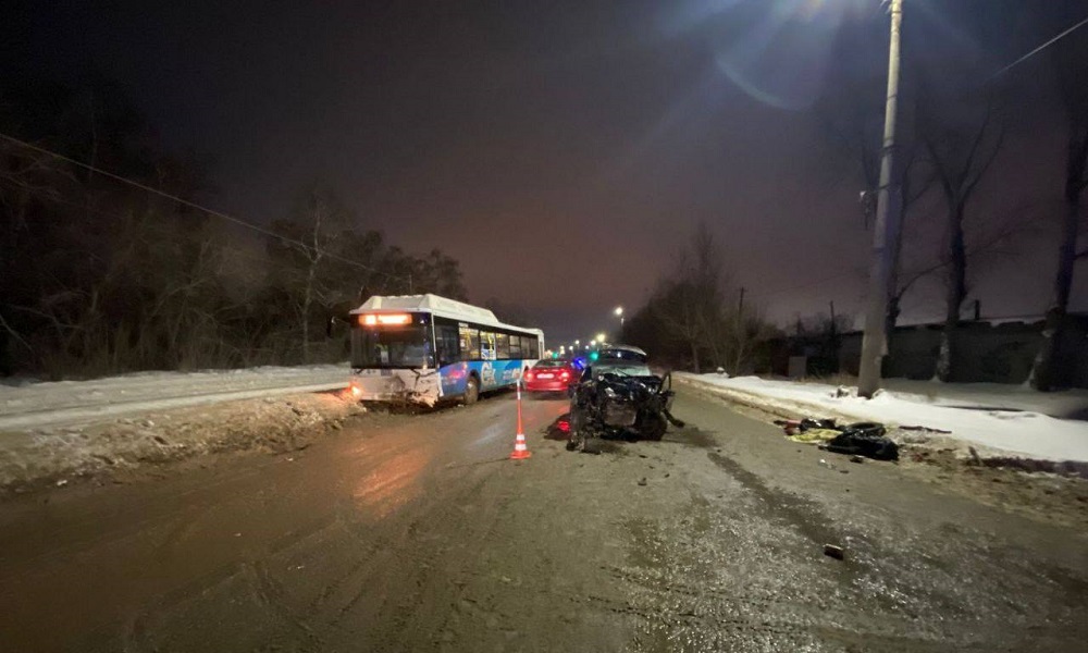 В Омске произошло смертельное ДТП при участии общественного транспорта