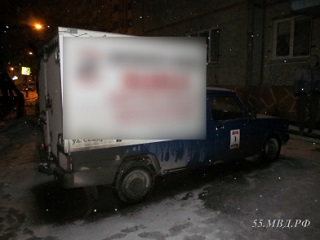 Омич пытался угнать автомобиль под музыку