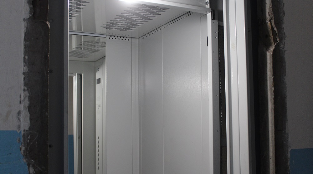 В четырёх многоквартирных домах Омска до Нового года появятся новые лифты