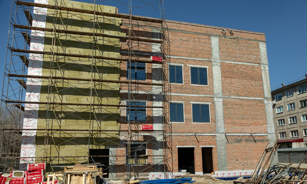 Строители начали утеплять здание новой поликлиники в Октябрьском округе Омска