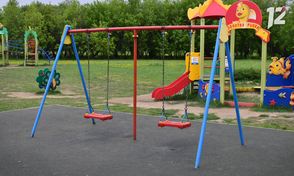 В Омске двухлетний ребёнок сломал руку, упав с качелей в детском саду