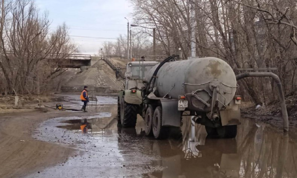 За прошедшие сутки в Омске с дорог откачали 230 кубометров дождевой воды 
