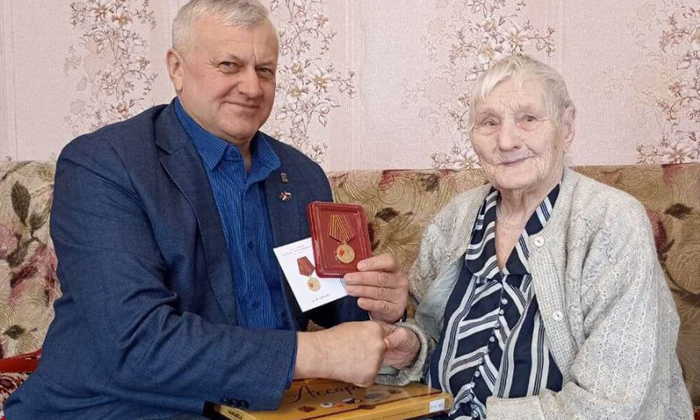 Труженицам тыла из села Нижнеиртышского вручили медали в честь 80-летнего юбилея Победы