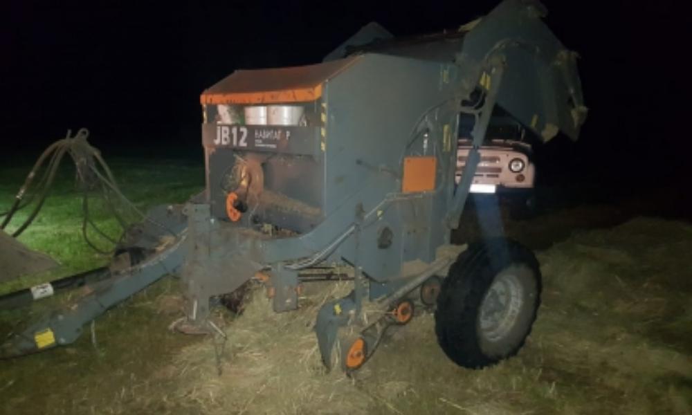 В Омской области рабочий погиб, попав под пресс для уборки сена 