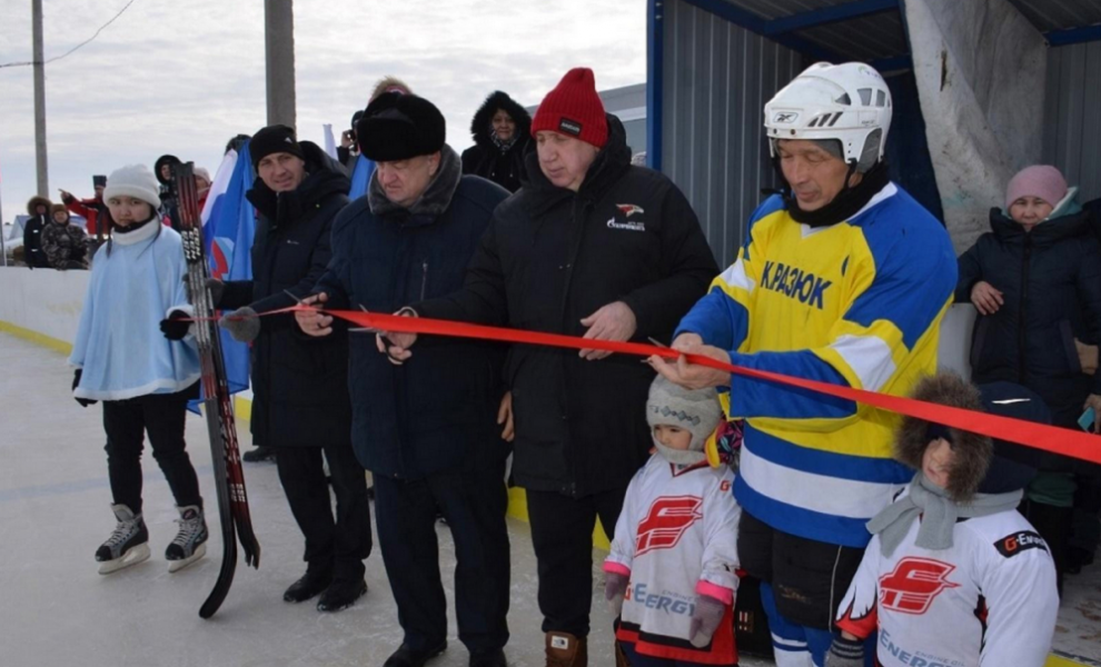 В ауле Каразюк Нововаршавского района открыли новую пластиковую хоккейную коробку