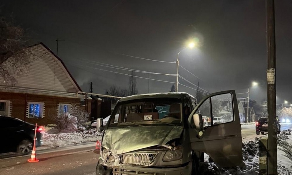 Стало плохо за рулём: водитель врезался в иномарки и умер в Омске 