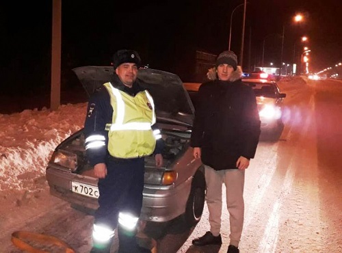 На омской трассе спасли замерзающего водителя 