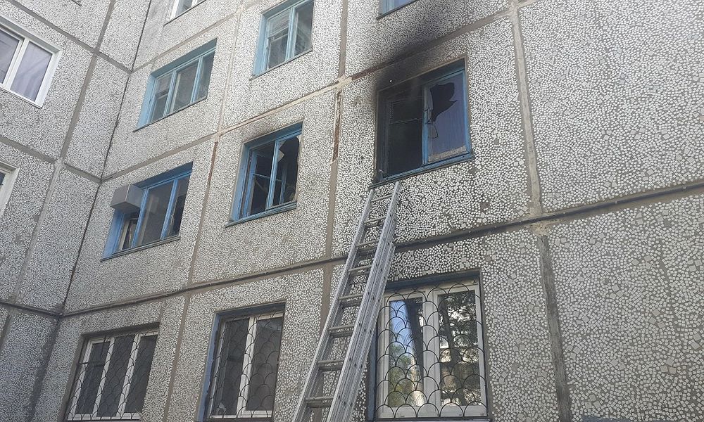 Спасли пять человек: в Омске на улице Дианова загорелась квартира