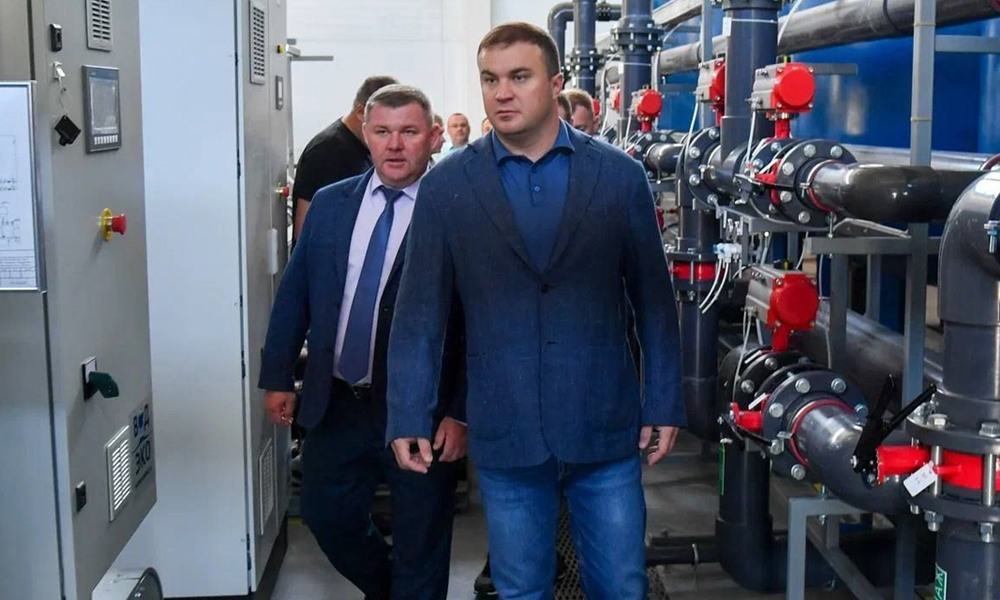 Виталий Хоценко посетил станцию очистки воды в Черлакском районе