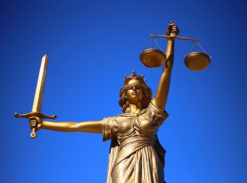 В Омске осудили экс-кассира банка за кражу 1 млн рублей у пожилой вкладчицы