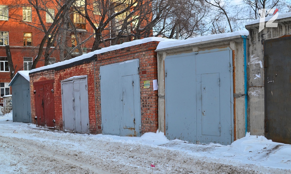 На Левобережье Омска продолжают сносить незаконно установленные гаражи и ограждения