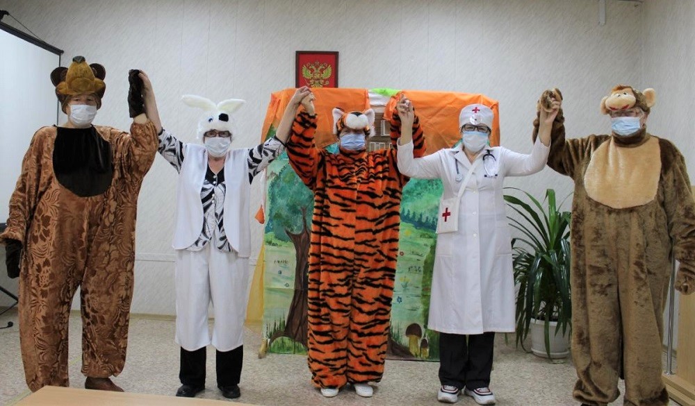 Пожилые волонтёры из Омской области откроют театральную студию