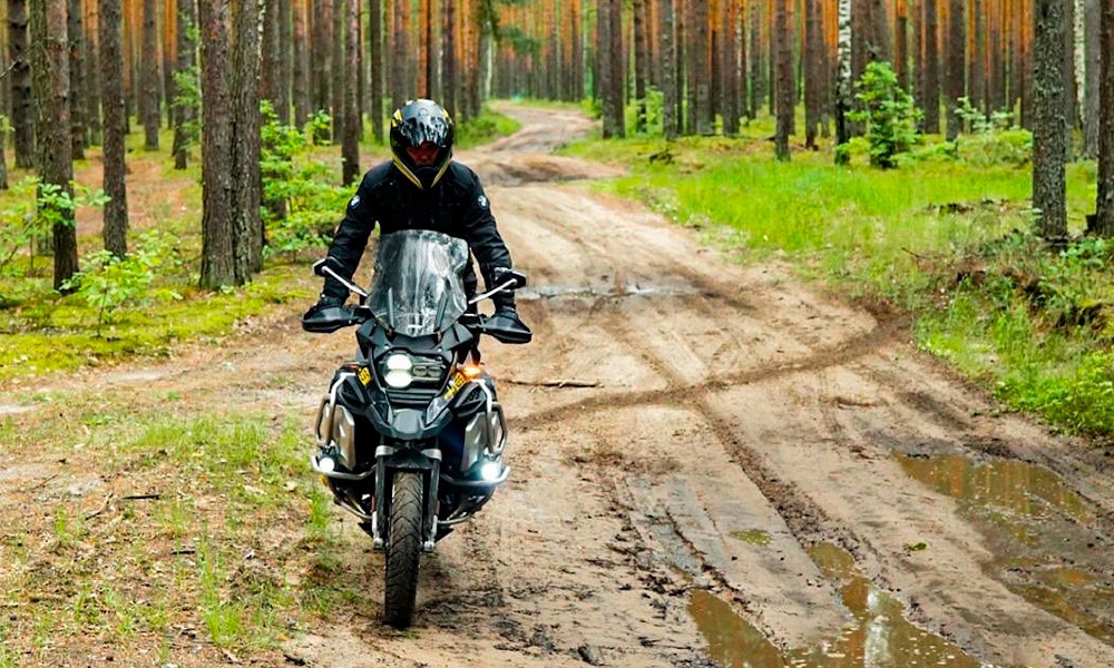 Московский блогер-путешественник поделился впечатлениями об омских кофейнях и машинах